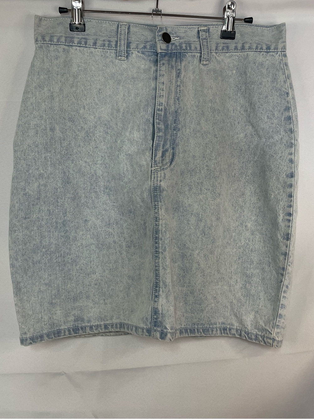 Vintage acid wash pencils skirt in denim. Made by Steel, this is so chic & cute!